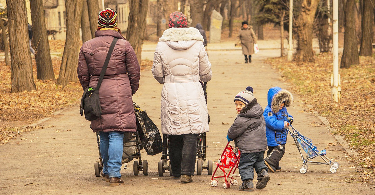 Famille en balade avec les enfants et leurs poussettes